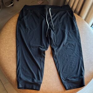 GreenTea Women's Black Capris